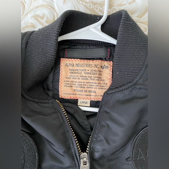 Alpha Industries Bomber/puffer jacket size L excellent condition - Picture 2 of 2